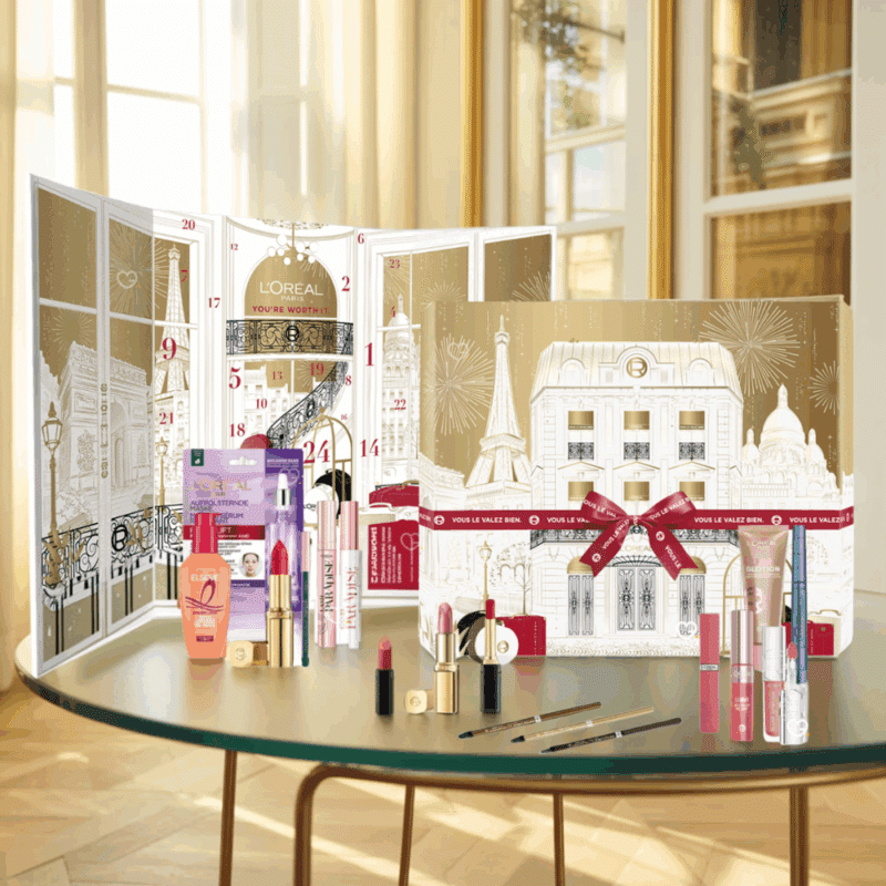 Calendrier de l'Avent L'Oréal Paris 2025 contenant 24 produits de beauté en taille réelle pour le maquillage et les soins du visage présenté dans un coffret élégant doré et blanc