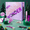 Calendrier de l’Avent Essence 2025 couleur violet avec 24 produits beauté, maquillage, vernis, accessoires makeup et soins visage.