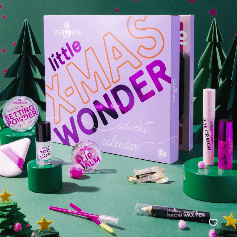 Calendrier de l’Avent Essence 2025 couleur violet avec 24 produits beauté, maquillage, vernis, accessoires makeup et soins visage.