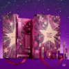 Le calendrier de l’avent Revolution Beauty 2025 réunit 24 produits maquillage et accessoires dans un coffret saisonnier à l’univers festif. Parmi les surprises, on retrouve des indispensables pour les lèvres, les yeux et le teint, accompagnés d’outils pratiques pour compléter les looks de fête. Présenté dans un pack coloré et exclusif, il s’adresse aux passionné·e·s de beauté en quête d’un calendrier de l’avent maquillage original et accessible, pensé pour faire patienter jusqu’au soir de Noël avec une touche d’éclat quotidien.
