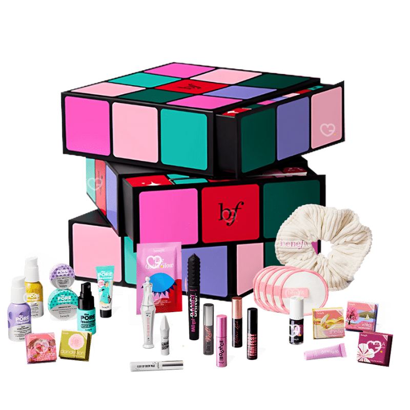 Calendrier de l’Avent Benefit 2025 The Glam Cube avec 24 surprises beauté et maquillage, incluant mascaras, blush et soins sourcils.