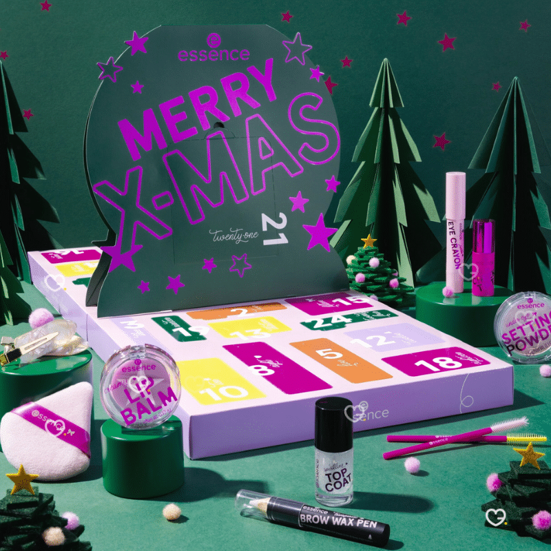 Calendrier de l’Avent Essence 2025 couleur violet avec 24 produits beauté, maquillage, vernis, accessoires makeup et soins visage.