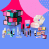 Calendrier de l’Avent Benefit 2025 The Glam Cube avec 24 surprises beauté et maquillage, incluant mascaras, blush et soins sourcils.