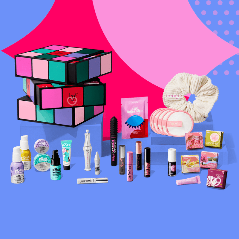 Calendrier de l’Avent Benefit 2025 The Glam Cube avec 24 surprises beauté et maquillage, incluant mascaras, blush et soins sourcils.