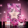Le calendrier de l’avent Revolution Beauty 2025 réunit 24 produits maquillage et accessoires dans un coffret saisonnier à l’univers festif. Parmi les surprises, on retrouve des indispensables pour les lèvres, les yeux et le teint, accompagnés d’outils pratiques pour compléter les looks de fête. Présenté dans un pack coloré et exclusif, il s’adresse aux passionné·e·s de beauté en quête d’un calendrier de l’avent maquillage original et accessible, pensé pour faire patienter jusqu’au soir de Noël avec une touche d’éclat quotidien.
