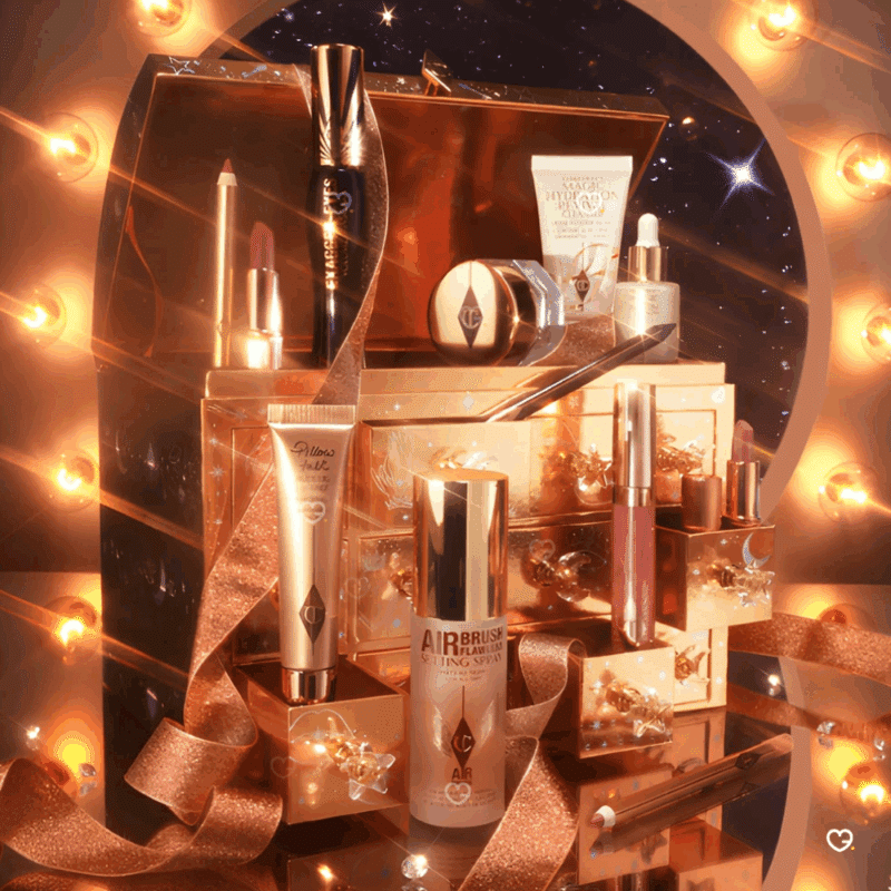 contenu complet du Calendrier de l'avent Charlotte Tilbury en forme de coffret trésor contenant 12 produits de beauté luxueux