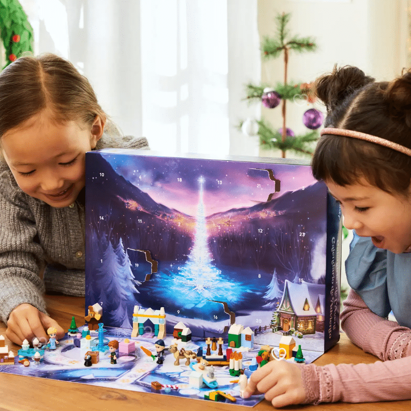 Le calendrier de l’Avent enfant Lego Disney (43273) 2025 révèle chaque jour une petite construction inspirée des princesses de l’univers Disney. Présenté en packshot sur fond épuré, il s’adresse autant aux enfants qu’aux collectionneurs, offrant un moment créatif quotidien en décembre. Sa boîte colorée affiche des illustrations hivernales évoquant la magie des fêtes. Cette édition saisonnière associe la construction ludique au charme intemporel des personnages Disney, pour un rituel d’attente de Noël qui conjugue féérie et imagination créative.