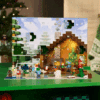 Le calendrier de l’avent Lego Minecraft (21280) 2025 avec 24 constructions surprises pour enfant. Sa boîte colorée met en scène un décor hivernal animé de personnages et d’éléments typiques du jeu, à assembler jour après jour. Conçu pour les jeunes constructeurs comme pour les collectionneurs, ce coffret mêle esprit festif et plaisir créatif. Idéal pour prolonger l’expérience Minecraft hors écran, il s’intègre naturellement à d’autres sets pour créer un village d’hiver Lego Minecraft personnalisé.