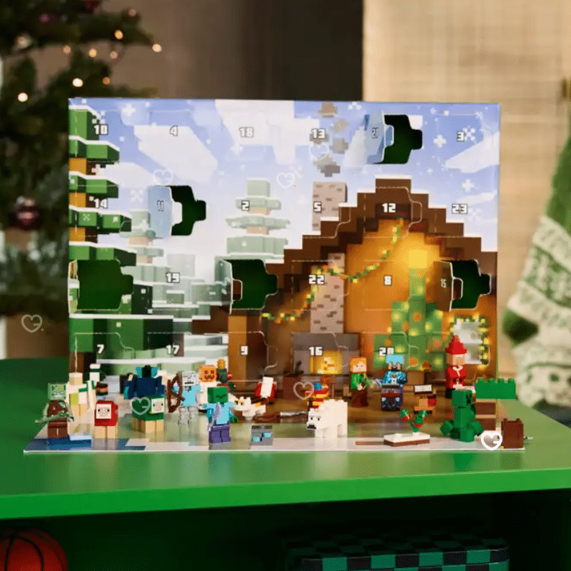 Le calendrier de l’avent Lego Minecraft (21280) 2025 avec 24 constructions surprises pour enfant. Sa boîte colorée met en scène un décor hivernal animé de personnages et d’éléments typiques du jeu, à assembler jour après jour. Conçu pour les jeunes constructeurs comme pour les collectionneurs, ce coffret mêle esprit festif et plaisir créatif. Idéal pour prolonger l’expérience Minecraft hors écran, il s’intègre naturellement à d’autres sets pour créer un village d’hiver Lego Minecraft personnalisé.