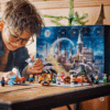 Le calendrier de l’Avent Lego Harry Potter 2025 (76456) avec 24 construction LEGO pour enfant. petites créations à assembler, inspirées des lieux et personnages emblématiques de Poudlard. Le visuel montre la boîte colorée ornée d’éléments festifs et de références magiques reconnaissables par les fans.