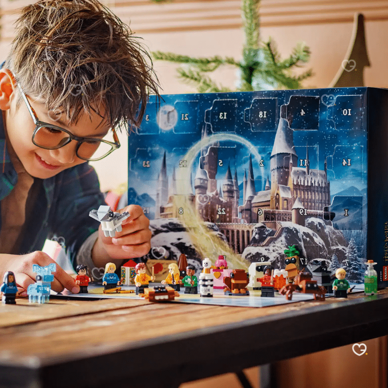 Le calendrier de l’Avent Lego Harry Potter 2025 (76456) avec 24 construction LEGO pour enfant. petites créations à assembler, inspirées des lieux et personnages emblématiques de Poudlard. Le visuel montre la boîte colorée ornée d’éléments festifs et de références magiques reconnaissables par les fans.