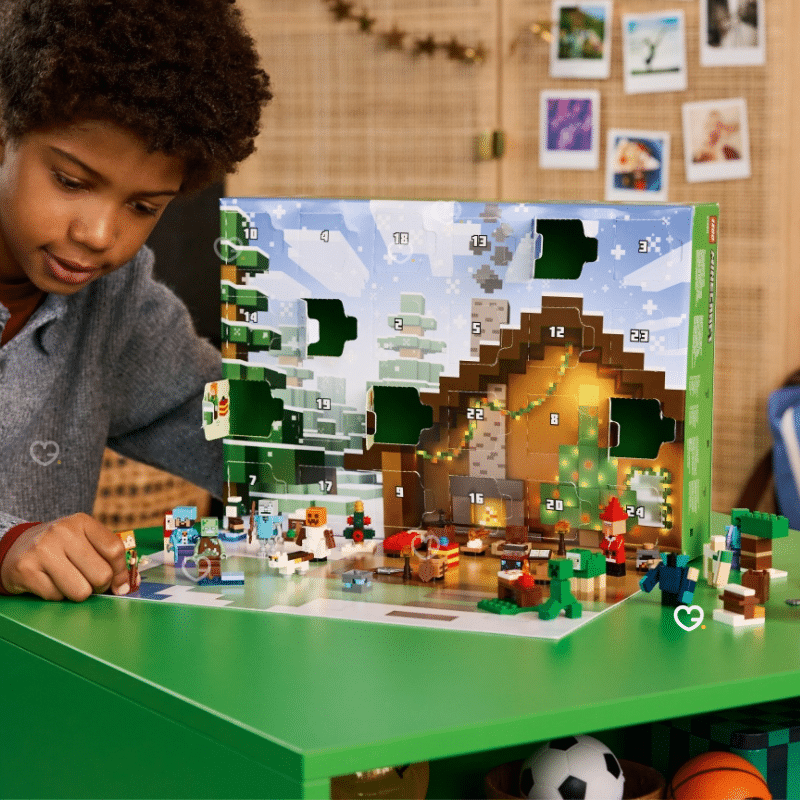 Le calendrier de l’avent Lego Minecraft 2025 (set21280) avec 24 constructions surprises pour enfant. Sa boîte colorée met en scène un décor hivernal animé de personnages et d’éléments typiques du jeu, à assembler jour après jour. Conçu pour les jeunes constructeurs comme pour les collectionneurs, ce coffret mêle esprit festif et plaisir créatif. Idéal pour prolonger l’expérience Minecraft hors écran, il s’intègre naturellement à d’autres sets pour créer un village d’hiver Lego Minecraft personnalisé.