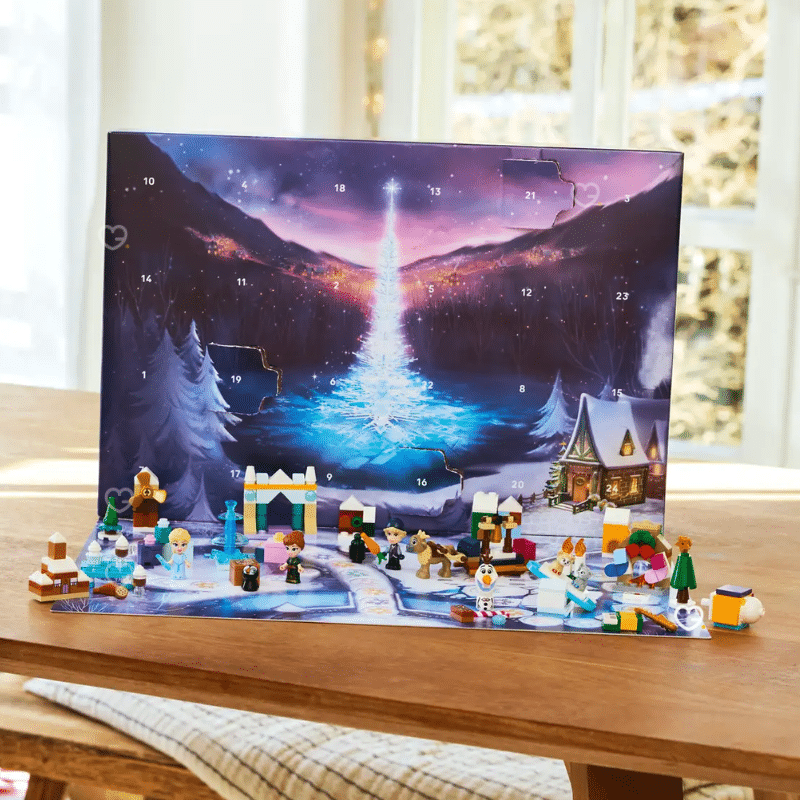 Le calendrier de l’Avent Lego Disney (43273) 2025 révèle chaque jour une petite construction inspirée des princesses de l’univers Disney. Présenté en packshot sur fond épuré, il s’adresse autant aux enfants qu’aux collectionneurs, offrant un moment créatif quotidien en décembre. Sa boîte colorée affiche des illustrations hivernales évoquant la magie des fêtes. Cette édition saisonnière associe la construction ludique au charme intemporel des personnages Disney, pour un rituel d’attente de Noël qui conjugue féérie et imagination créative.