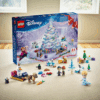 Le calendrier de l’Avent Lego Disney (43273) 2025 révèle chaque jour une petite construction inspirée des princesses de l’univers Disney. Présenté en packshot sur fond épuré, il s’adresse autant aux enfants qu’aux collectionneurs, offrant un moment créatif quotidien en décembre. Sa boîte colorée affiche des illustrations hivernales évoquant la magie des fêtes. Cette édition saisonnière associe la construction ludique au charme intemporel des personnages Disney, pour un rituel d’attente de Noël qui conjugue féérie et imagination créative.
