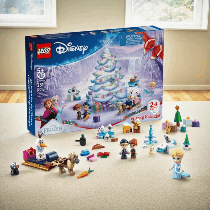 Le calendrier de l’Avent Lego Disney (43273) 2025 révèle chaque jour une petite construction inspirée des princesses de l’univers Disney. Présenté en packshot sur fond épuré, il s’adresse autant aux enfants qu’aux collectionneurs, offrant un moment créatif quotidien en décembre. Sa boîte colorée affiche des illustrations hivernales évoquant la magie des fêtes. Cette édition saisonnière associe la construction ludique au charme intemporel des personnages Disney, pour un rituel d’attente de Noël qui conjugue féérie et imagination créative.