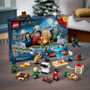 Le calendrier de l’Avent Lego Harry Potter 2025 (76456) avec 24 construction LEGO pour enfant. petites créations à assembler, inspirées des lieux et personnages emblématiques de Poudlard. Le visuel montre la boîte colorée ornée d’éléments festifs et de références magiques reconnaissables par les fans.