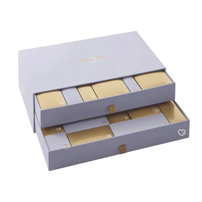 Calendrier de l’Avent Beauty Bay 2025 édition limitée avec 27 essentiels beauté tendance, maquillage et soins pour femmes passionnées de cosmétiques.