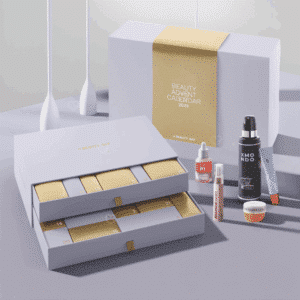 Calendrier de l’Avent Beauty Bay 2025 édition limitée avec 27 essentiels beauté tendance, maquillage et soins pour femmes passionnées de cosmétiques.