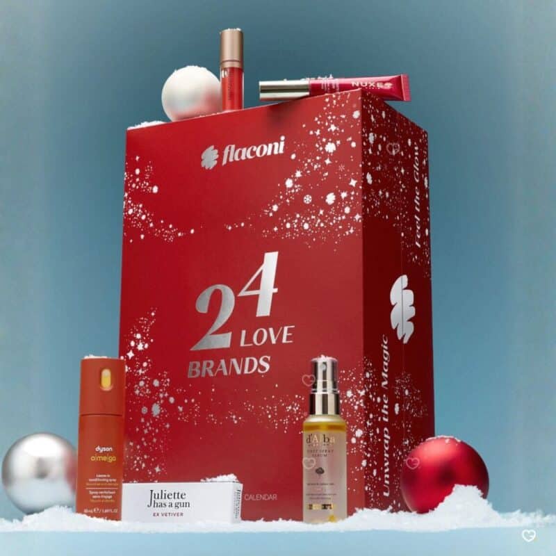 Calendrier de l'Avent Flaconi 2026 en décor de Noël avec spray Dyson et sérum d'Alba
