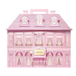 Calendrier de l'Avent Lancôme 2026, la boîte en forme de maison rose fermée sur fond blanc