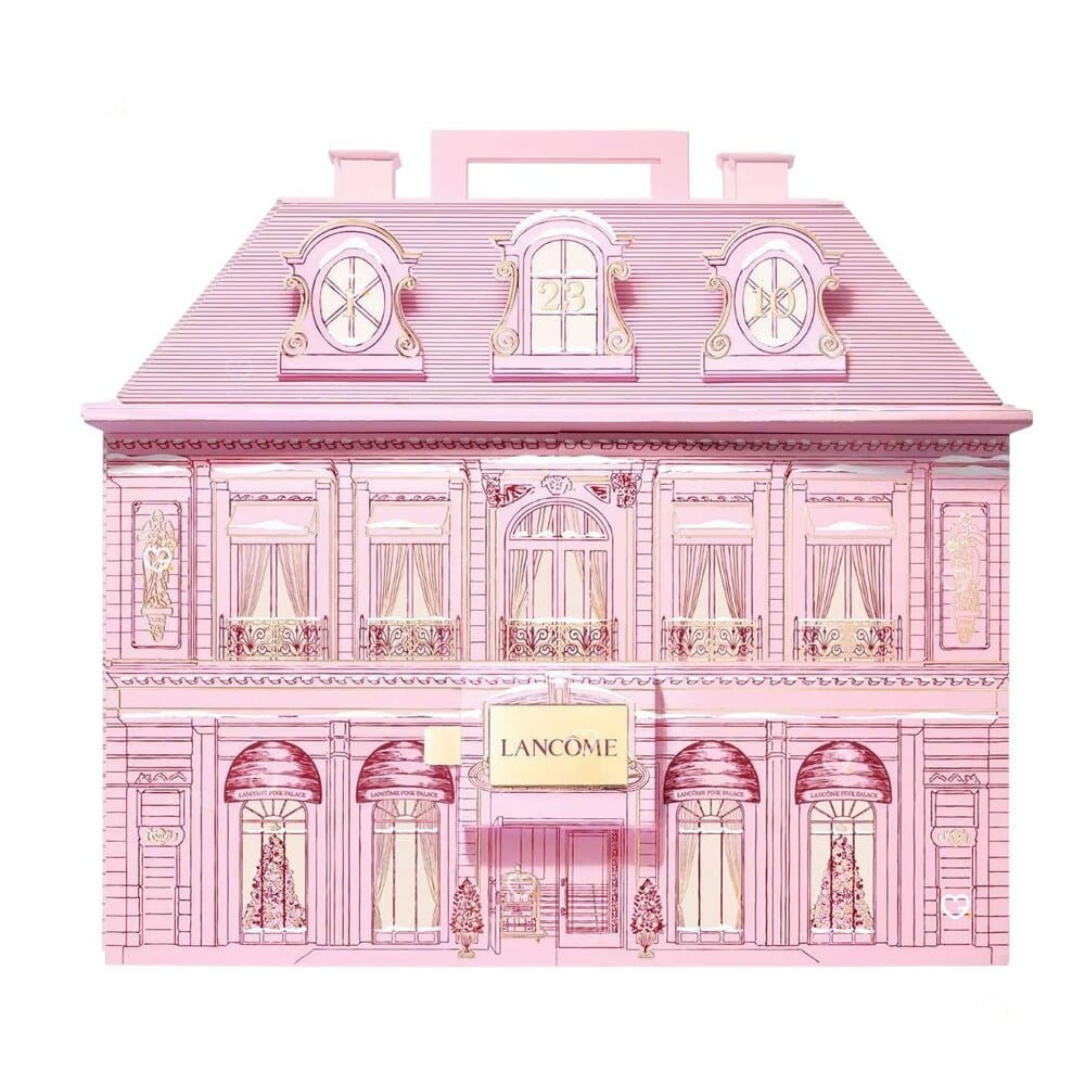 Calendrier de l'Avent Lancôme 2026, la boîte en forme de maison rose fermée sur fond blanc