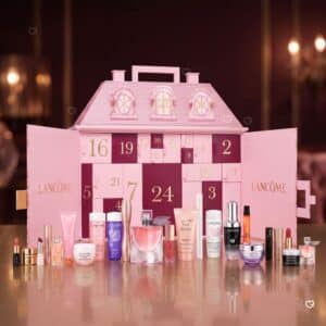 Calendrier de l'Avent Lancôme 2026 ouvert, la maison rose et ses produits de beauté alignés devant
