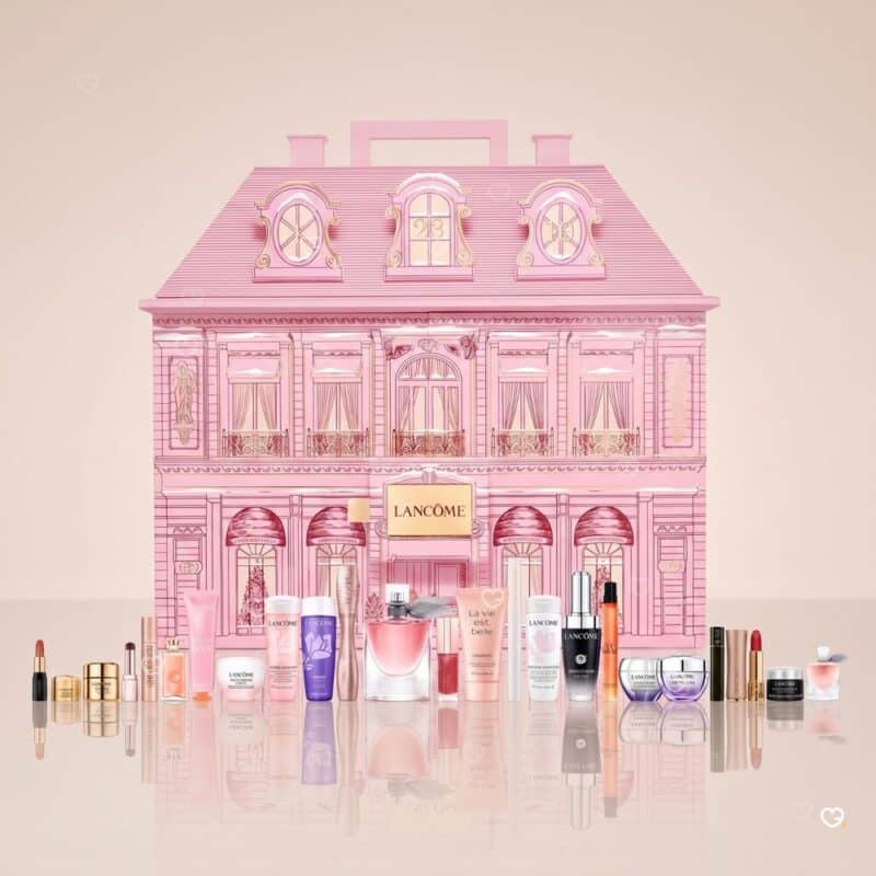 Calendrier de l'Avent Lancôme 2026 fermé avec les soins et maquillages Lancôme alignés en studio