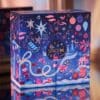 Coffret Space NK 2026 et son illustration bleu nuit: casse-noisette, rennes et étoiles