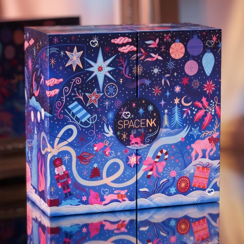 Coffret Space NK 2026 et son illustration bleu nuit: casse-noisette, rennes et étoiles