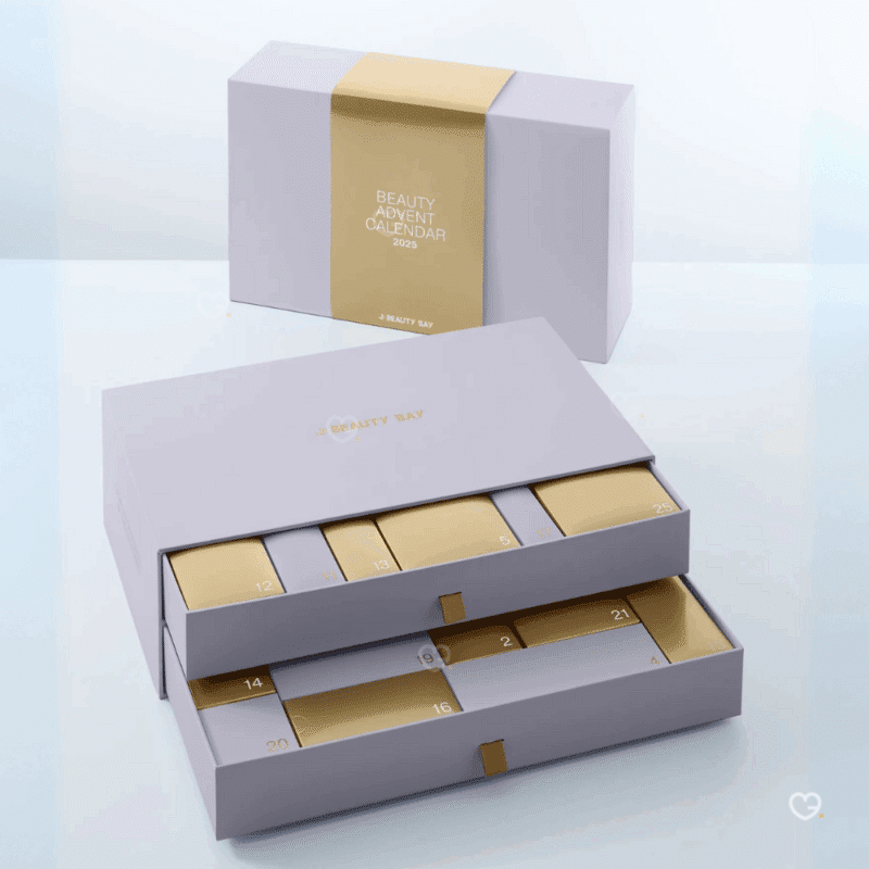 Calendrier de l’Avent Beauty Bay 2025 édition limitée avec 27 essentiels beauté tendance, maquillage et soins pour femmes passionnées de cosmétiques.