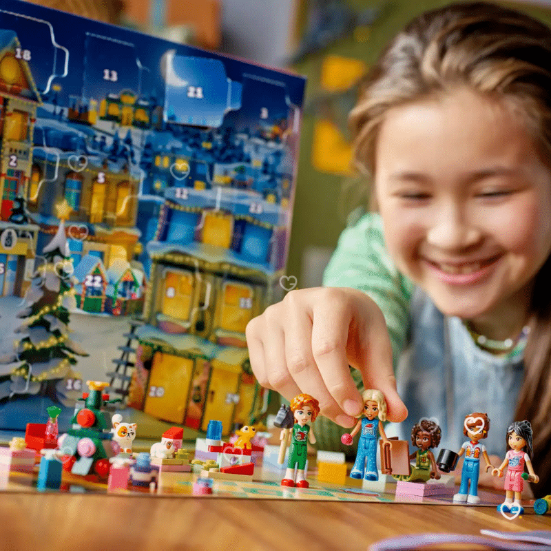 Calendrier de l’avent Lego Friends 2025 (42668)- 24 constructions à assembler. Composé de 237 pièces, il réunit 5 mini-poupées et 5 animaux pour recréer un univers féerique autour de l’amitié et de la magie des fêtes. calendrier avent jouet créativité et jeu collectif.