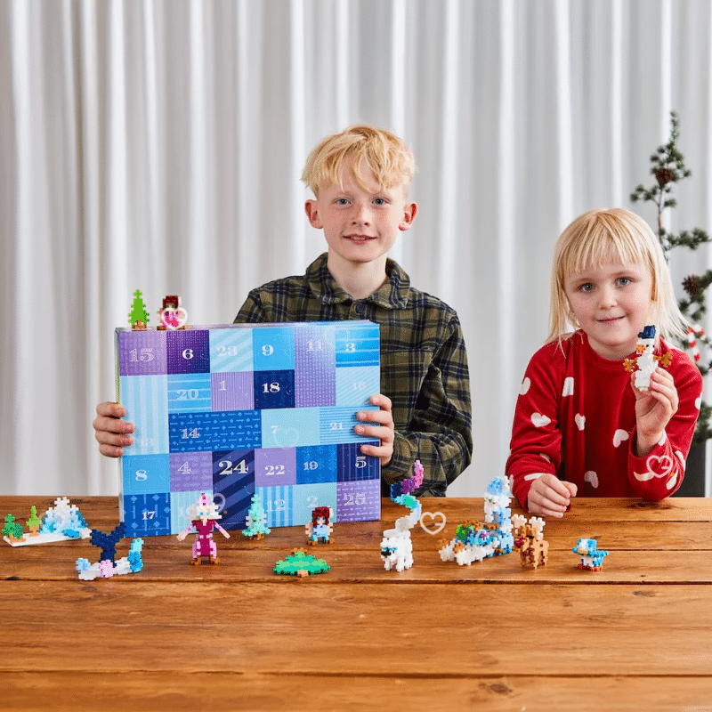 Calendrier de l’Avent Plus Plus 2025 avec 25 surprises et 600 pièces de construction, cadeau éducatif et créatif pour enfants.
