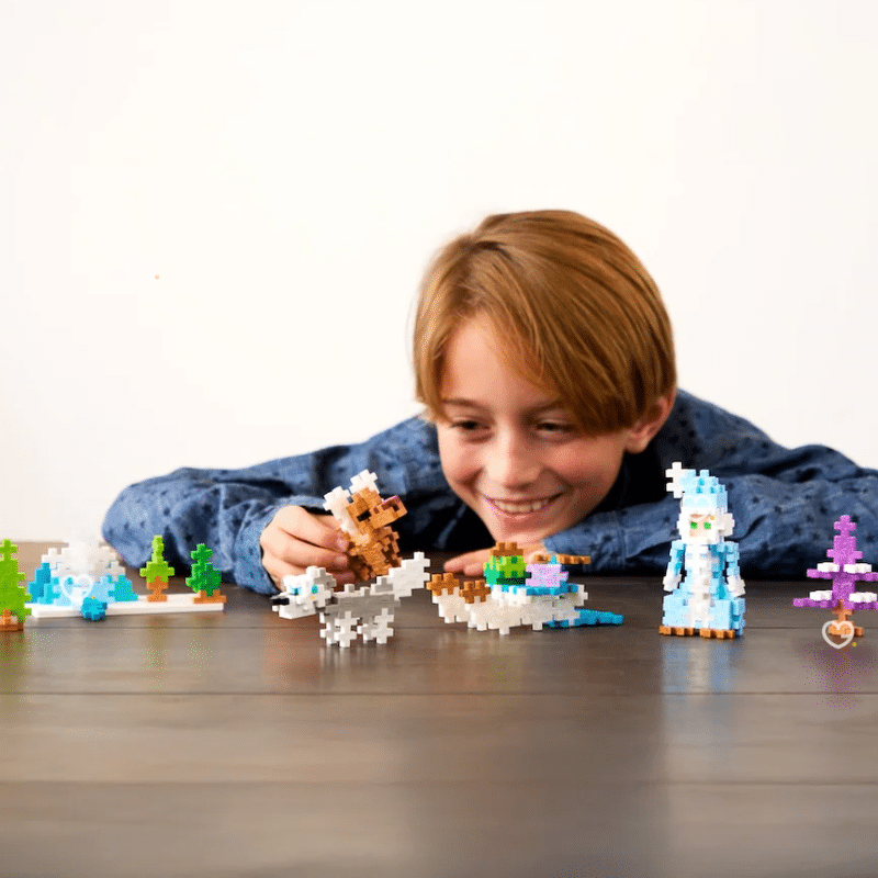 Calendrier de l’Avent Plus Plus 2025 avec 25 surprises et 600 pièces de construction, cadeau éducatif et créatif pour enfants.