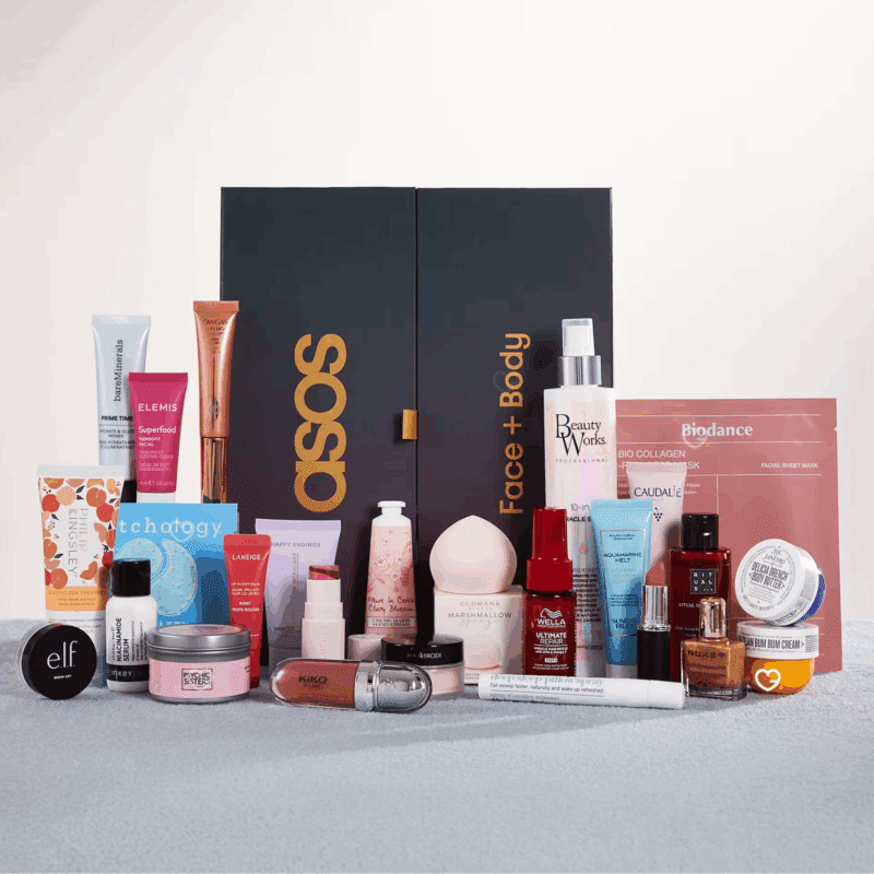 Calendrier de l’Avent Asos 2025 avec 25 produits beauté maquillage, soins visage, corps, cheveux et accessoires, idéal jeune femme et fille