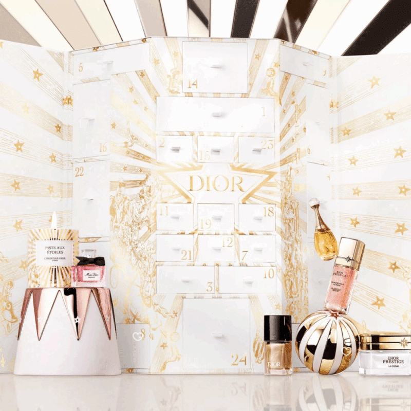 Calendrier de l’Avent Dior 2025 en coffret luxueux avec 24 miniatures exclusives : parfums, maquillage, soins et bougie parfumée pour amateurs de beauté haut de gamme.