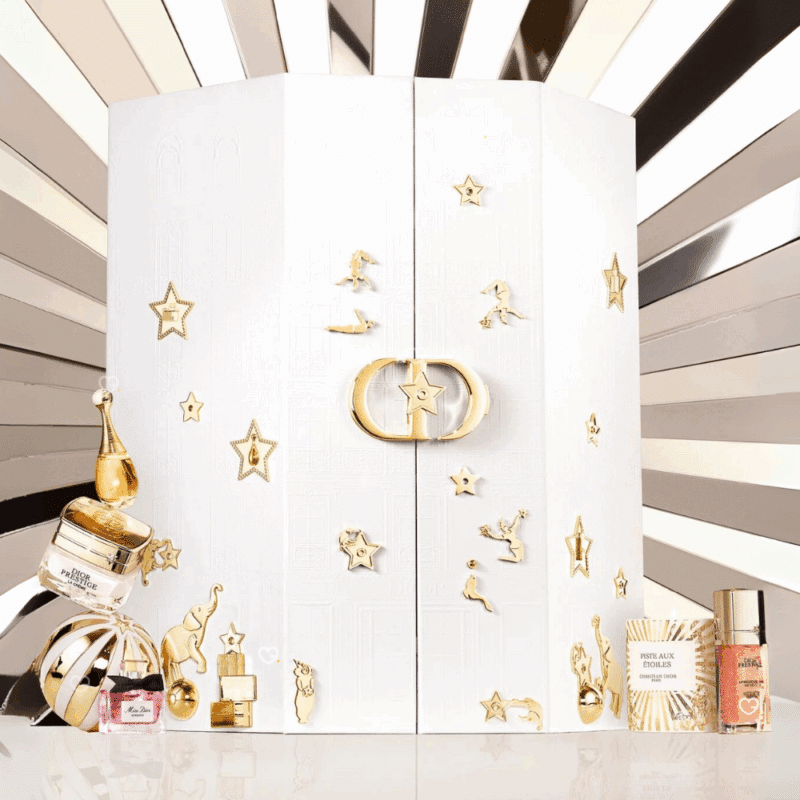 Calendrier de l’Avent Dior 2025 en coffret luxueux avec 24 miniatures exclusives : parfums, maquillage, soins et bougie parfumée pour amateurs de beauté haut de gamme.