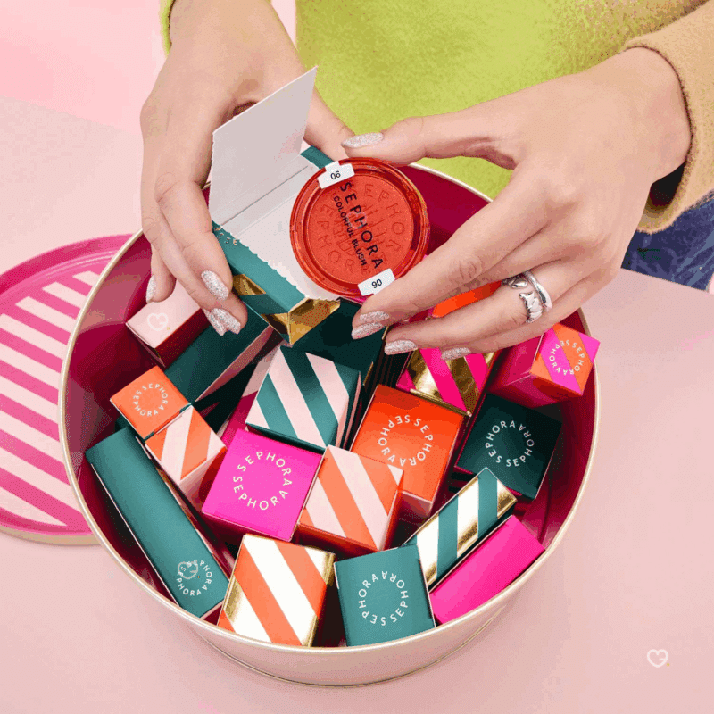 Calendrier de l’Avent Sephora Collection Premium 2025 en coffret doré réutilisable avec 24 surprises beauté exclusives maquillage, soins, bain et accessoires.
