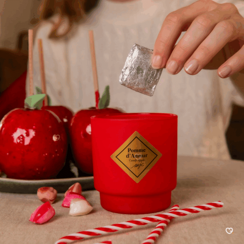 Calendrier de l’Avent My Jolie Candle 2025 élégant avec 24 surprises cocooning pour femmes, bougies parfumées, bijoux et décorations festives.