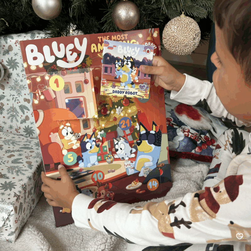Calendrier de l’Avent Bluey 2025 pour enfants avec 24 petits livres d’histoires, 576 pages colorées à découvrir chaque jour avant Noël.
