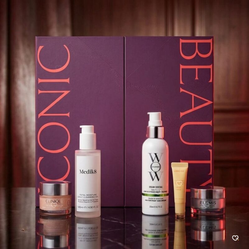 Produits du calendrier Lookfantastic 2026 devant le coffret ouvert