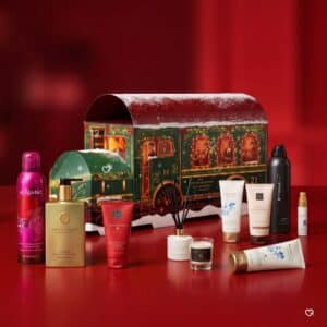 Wagon du calendrier de l'Avent Rituals Premium 2026 entoure de ses produits bien-etre sur fond rouge
