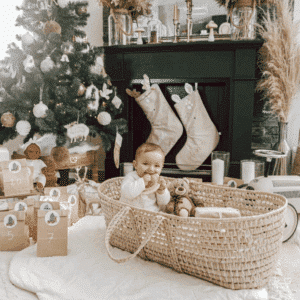 Calendrier de l’Avent Bébé 2025 pour maman et enfant. Coffret original en hotte réutilisable avec 25 surprises utiles et tendres : accessoires, soins, déco et bijou pour jeunes parents.