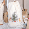 Calendrier de l’Avent Bébé 2025 pour maman et enfant. Coffret original en hotte réutilisable avec 25 surprises utiles et tendres : accessoires, soins, déco et bijou pour jeunes parents.
