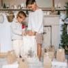 Calendrier de l’Avent Bébé 2025 pour maman et enfant. Coffret original en hotte réutilisable avec 25 surprises utiles et tendres : accessoires, soins, déco et bijou pour jeunes parents.