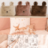 Calendrier de l’Avent Bébé 2025 pour maman et enfant. Coffret original en hotte réutilisable avec 25 surprises utiles et tendres : accessoires, soins, déco et bijou pour jeunes parents.