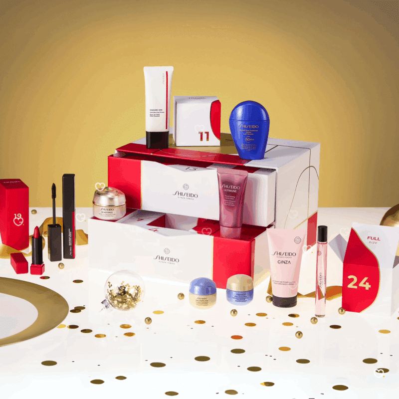 Coffret beauté blanc, rouge et or Calendrier de l'Avent Shiseido 2025 contenant 24 soins visage, corps et maquillage