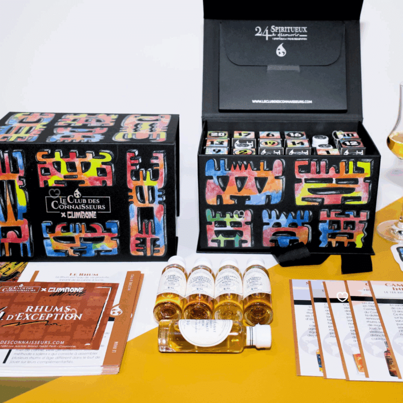 Calendrier de l’Avent Rhum Le Club des Connaisseurs 2025, coffret Cumbone design incluant 24 fioles de 20ml de rhums du monde et fiches de dégustation pour adulte amateurs de spiritueux.