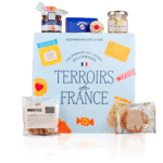 Calendrier de l’Avent Terroirs de France 2025 en cube festif, offrant 24 spécialités sucrées et salées régionales pour amateurs de gastronomie.