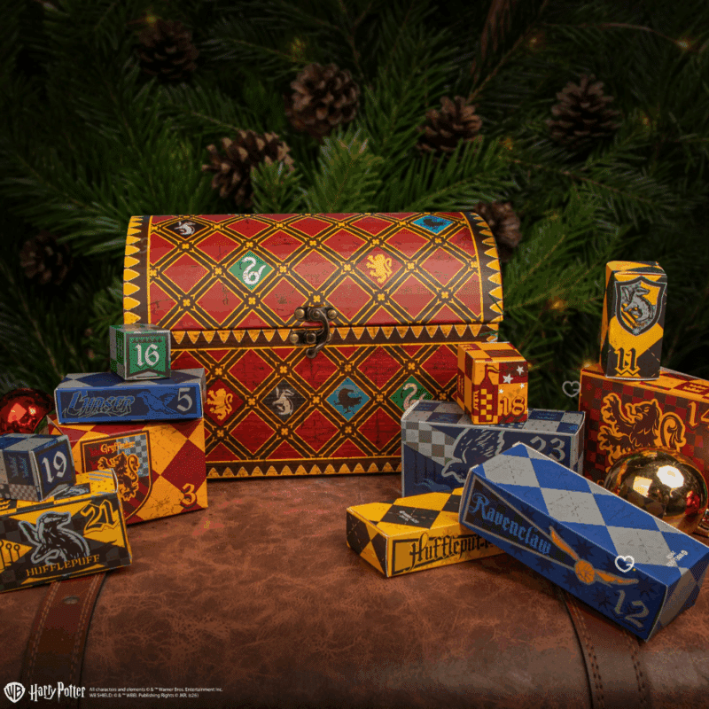 Coffret theme Quidditch Calendrier de l’Avent Harry Potter 2025 renfermant 24 surprises magiques : bijoux du Vif d’Or, chaussettes, porte-clés et objets de collection pour fans de Poudlard.