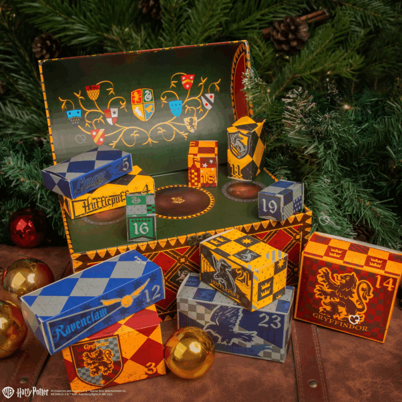 Coffret theme Quidditch Calendrier de l’Avent Harry Potter 2025 renfermant 24 surprises magiques : bijoux du Vif d’Or, chaussettes, porte-clés et objets de collection pour fans de Poudlard.